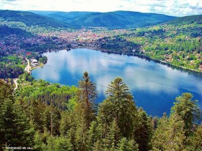Lac avec la ville au loin
