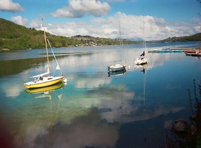 Le lac avec quelques bateaux