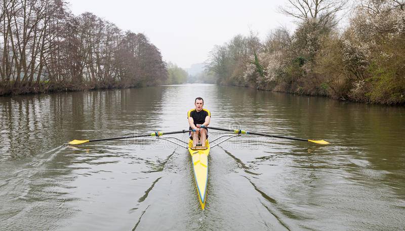 Un homme dans un bateau d'aviron simple